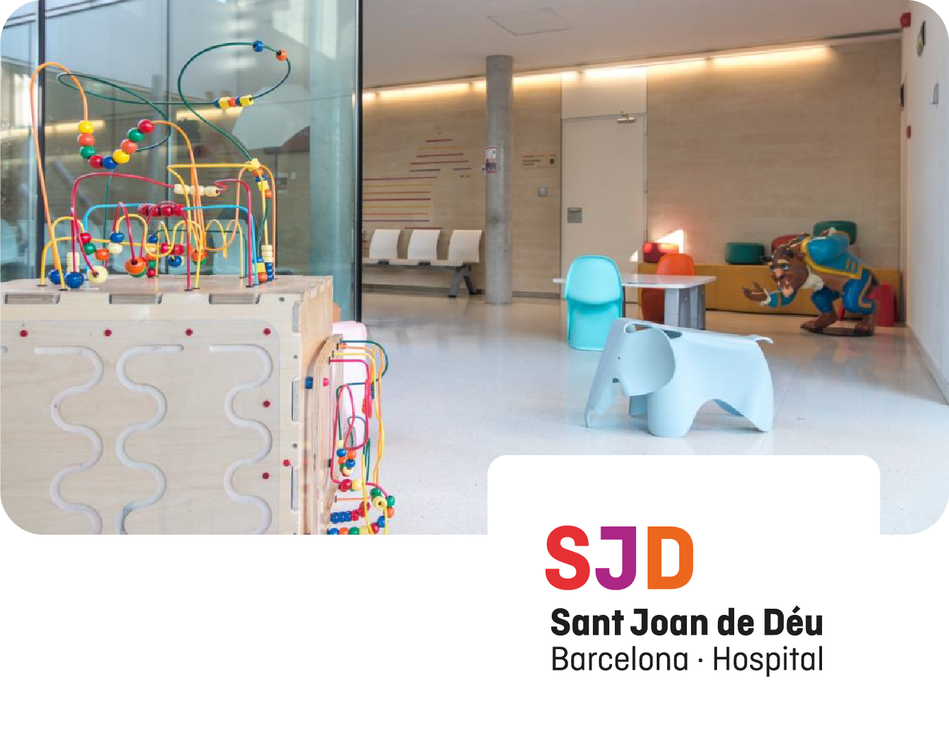 En la imagen aparece una sala del hospital Sant Joan de Deu con algunos juguetes infantiles y el logo del hospital